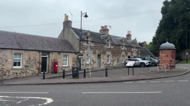 Batı Lothian, Torphichen 'deki geleneksel köy binaları tarihi taş mimarisini ve yaz gökyüzünün altında huzurlu kırsal sokakları sergiliyor..