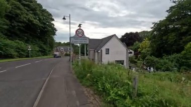 Batı Lothian, Torphichen 'deki geleneksel köy binaları tarihi taş mimarisini ve yaz gökyüzünün altında huzurlu kırsal sokakları sergiliyor..