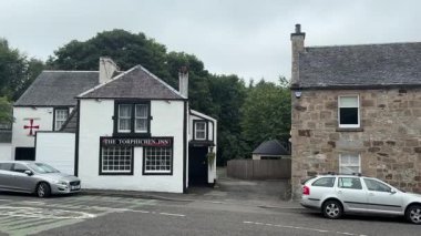 Batı Lothian, Torphichen 'deki geleneksel köy binaları tarihi taş mimarisini ve yaz gökyüzünün altında huzurlu kırsal sokakları sergiliyor..