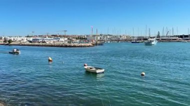 Lagos limanı, Portekiz 'den kalkan küçük tekneler.