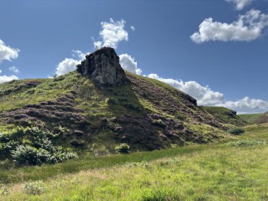 Carlops yakınlarındaki Harbour Craig 'deki Kürsü Kayası. Covenanters tarafından bir zamanlar kullanılan çarpıcı doğal bir çıkıntı. Uzak yaz tepelerinde ve açık gökyüzünün altında yer alıyor. İskoçya