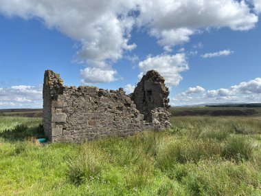 Harbourcraig yakınlarında terk edilmiş bir çiftlik evi, Carlops 'lar tarafından çevrili, yaz arazileri ve Pentland Hills' in altındaki uzak İskoç kırsalında engebeli tepelerle çevrili. İskoçya