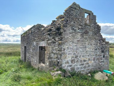 Harbourcraig yakınlarında terk edilmiş bir çiftlik evi, Carlops 'lar tarafından çevrili, yaz arazileri ve Pentland Hills' in altındaki uzak İskoç kırsalında engebeli tepelerle çevrili. İskoçya