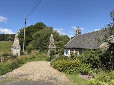 Carlops yakınlarındaki geleneksel taştan yapılmış İskoç çiftlik evi kırsal mimari ve kırsal mirası sergiliyor. İskoçya