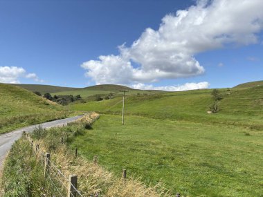 İskoçya 'da açık arazileri ve uzak tepeleri olan Pentland Hills' in yanında yaz kırsalında