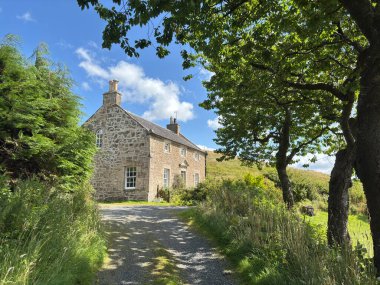 Carlops yakınlarındaki geleneksel taştan yapılmış İskoç çiftlik evi kırsal mimari ve kırsal mirası sergiliyor. İskoçya