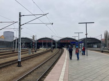 Wrocaws şehir merkezinin atmosferik görüntüsü, canlı ortaçağ Pazar Meydanı ve tarihi mimari cazibesini sergiliyor..