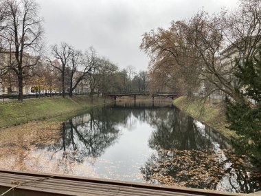 Wrocaws şehir merkezinin atmosferik görüntüsü, canlı ortaçağ Pazar Meydanı ve tarihi mimari cazibesini sergiliyor..
