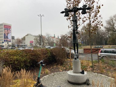 Wrocaws şehir merkezinin atmosferik görüntüsü, canlı ortaçağ Pazar Meydanı ve tarihi mimari cazibesini sergiliyor..