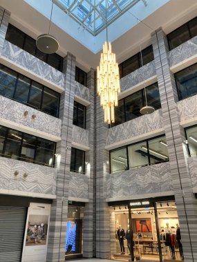 Wrocaws şehir merkezinin atmosferik görüntüsü, canlı ortaçağ Pazar Meydanı ve tarihi mimari cazibesini sergiliyor..