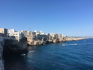 Polignano 'nun baş döndürücü kıyı manzarası kayalıkları, berrak suları ve kayalık kıyıları doğal güzellikleri ve deniz manzarasını gözler önüne seriyor..