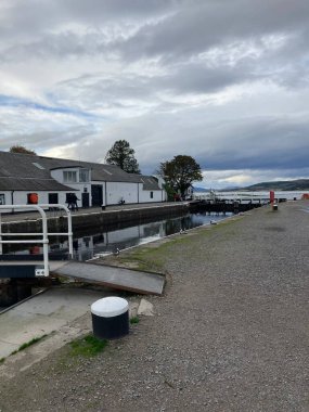 Clachnaharry deniz kilidi kapıları Inverness yakınlarındaki Caledonian Kanal girişinde, orada tatlı su tarihi bir denizcilik düzeninde denizle buluşur..
