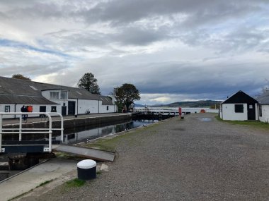Clachnaharry deniz kilidi kapıları Inverness yakınlarındaki Caledonian Kanal girişinde, orada tatlı su tarihi bir denizcilik düzeninde denizle buluşur..