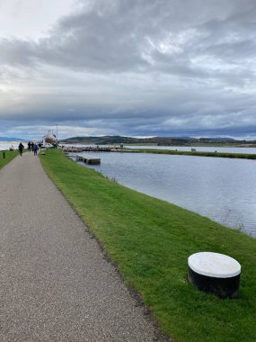Clachnaharry deniz kilidi kapıları Inverness yakınlarındaki Caledonian Kanal girişinde, orada tatlı su tarihi bir denizcilik düzeninde denizle buluşur..