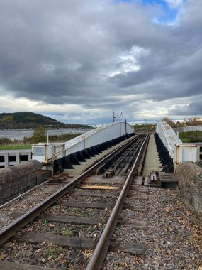 Clachnaharry Demiryolu Swing Köprüsü, Inverness yakınlarındaki Caledonian Kanalı 'ndan geçen 1909 model çelik yapı, demiryolu ve su trafiğini tarihi cazibeyle dengeliyor..