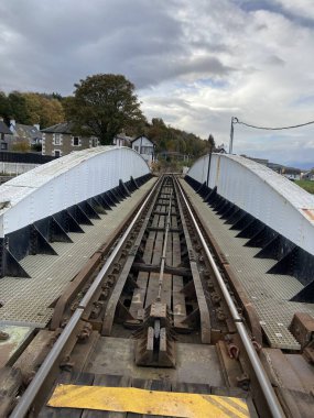 Clachnaharry Demiryolu Swing Köprüsü, Inverness yakınlarındaki Caledonian Kanalı 'ndan geçen 1909 model çelik yapı, demiryolu ve su trafiğini tarihi cazibeyle dengeliyor..
