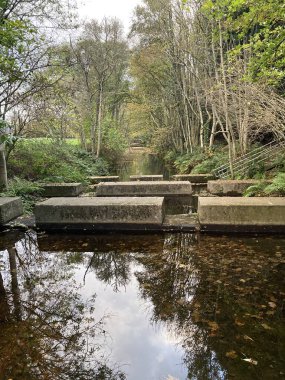Inverness 'teki Ness Adaları ve Bught Park Viktorya döneminden kalma yaya köprüleri, ağaçlık yollar ve aile dostu aktivitelerle sakin bir nehir kenarı kaçışı sunuyor.