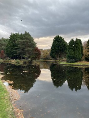 Inverness 'teki Ness Adaları ve Bught Park Viktorya döneminden kalma yaya köprüleri, ağaçlık yollar ve aile dostu aktivitelerle sakin bir nehir kenarı kaçışı sunuyor.