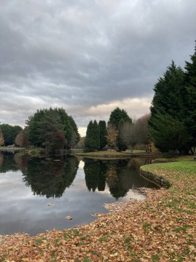 Inverness 'teki Ness Adaları ve Bught Park Viktorya döneminden kalma yaya köprüleri, ağaçlık yollar ve aile dostu aktivitelerle sakin bir nehir kenarı kaçışı sunuyor.