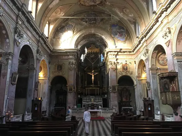 Kuzey İtalya 'da tarihi binalar, sokaklar ve anıtların yer aldığı Bergamo kentinin manzarasında zengin mimari ve canlı kent hayatı sergileniyor.