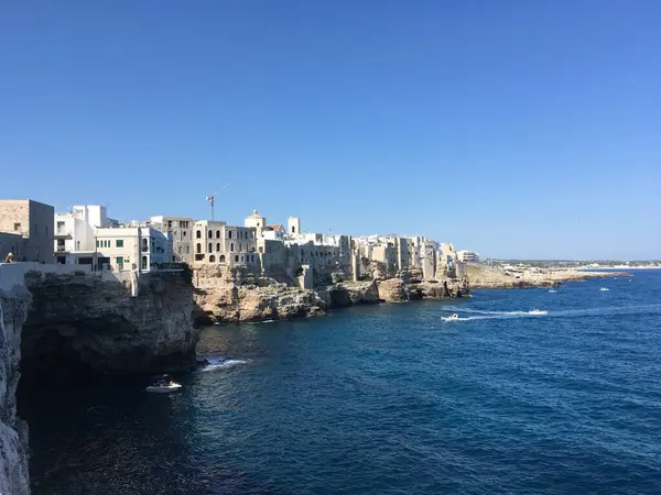 Polignano 'nun baş döndürücü kıyı manzarası kayalıkları, berrak suları ve kayalık kıyıları doğal güzellikleri ve deniz manzarasını gözler önüne seriyor..
