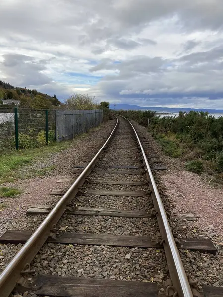 Clachnaharry Demiryolu Swing Köprüsü, Inverness yakınlarındaki Caledonian Kanalı 'ndan geçen 1909 model çelik yapı, demiryolu ve su trafiğini tarihi cazibeyle dengeliyor..