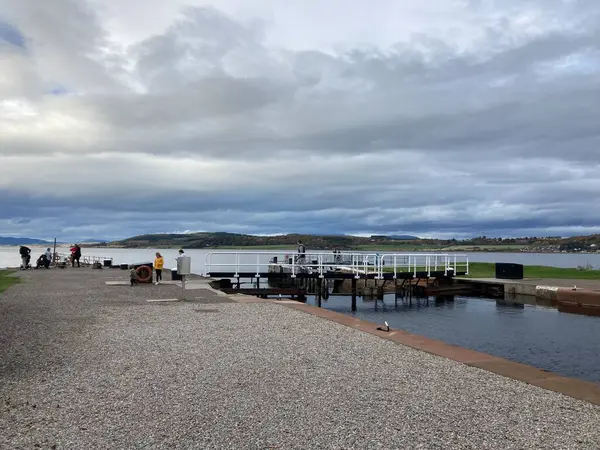 Clachnaharry deniz kilidi kapıları Inverness yakınlarındaki Caledonian Kanal girişinde, orada tatlı su tarihi bir denizcilik düzeninde denizle buluşur..