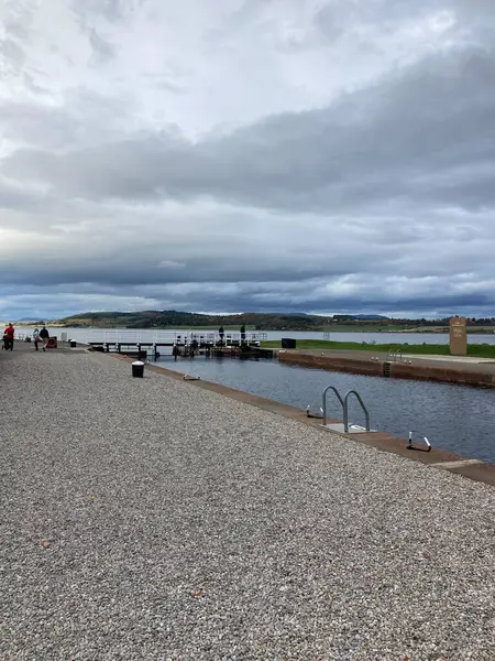 Clachnaharry deniz kilidi kapıları Inverness yakınlarındaki Caledonian Kanal girişinde, orada tatlı su tarihi bir denizcilik düzeninde denizle buluşur..