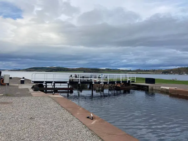 Clachnaharry deniz kilidi kapıları Inverness yakınlarındaki Caledonian Kanal girişinde, orada tatlı su tarihi bir denizcilik düzeninde denizle buluşur..