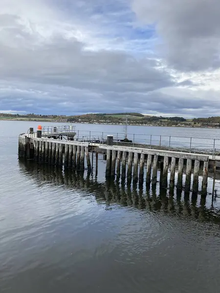 Clachnaharry deniz kilidi kapıları Inverness yakınlarındaki Caledonian Kanal girişinde, orada tatlı su tarihi bir denizcilik düzeninde denizle buluşur..