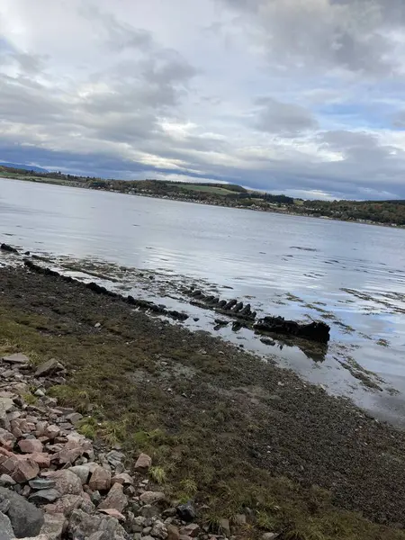 Inverness 'teki Ness Adaları ve Bught Park Viktorya döneminden kalma yaya köprüleri, ağaçlık yollar ve aile dostu aktivitelerle sakin bir nehir kenarı kaçışı sunuyor.
