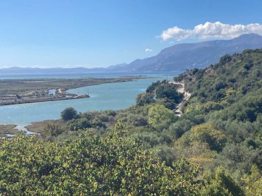 Antik Roma kenti Butrint, UNESCO 'nun Dünya Mirası Alanında iyi korunmuş bir tiyatro, vaftiz ve tarihi mimari de dahil olmak üzere kalıntılar.
