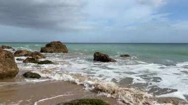 Portekiz 'in güneyindeki Ponta da Piedade kıyı şeridi boyunca dramatik altın kireçtaşı kayalıkları ve gizli kumlu koylar. Lagos yakınlarında