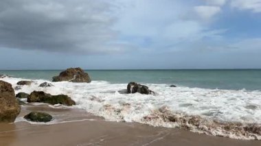 Portekiz 'in güneyindeki Ponta da Piedade kıyı şeridi boyunca dramatik altın kireçtaşı kayalıkları ve gizli kumlu koylar. Lagos yakınlarında