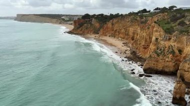 Portekiz 'in güneyindeki Ponta da Piedade kıyı şeridi boyunca dramatik altın kireçtaşı kayalıkları ve gizli kumlu koylar. Lagos yakınlarında
