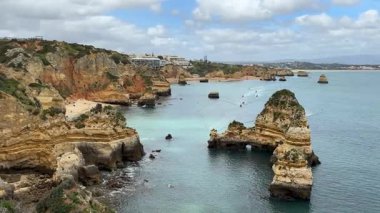 Portekiz 'in güneyindeki Ponta da Piedade kıyı şeridi boyunca dramatik altın kireçtaşı kayalıkları ve gizli kumlu koylar. Lagos yakınlarında