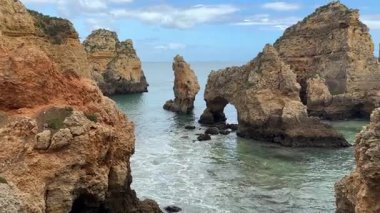 Portekiz 'in güneyindeki Ponta da Piedade kıyı şeridi boyunca dramatik altın kireçtaşı kayalıkları ve gizli kumlu koylar. Lagos yakınlarında