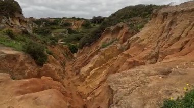 Portekiz 'in güneyindeki Ponta da Piedade kıyı şeridi boyunca dramatik altın kireçtaşı kayalıkları ve gizli kumlu koylar. Lagos yakınlarında