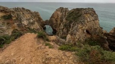 Portekiz 'in güneyindeki Ponta da Piedade kıyı şeridi boyunca dramatik altın kireçtaşı kayalıkları ve gizli kumlu koylar. Lagos yakınlarında