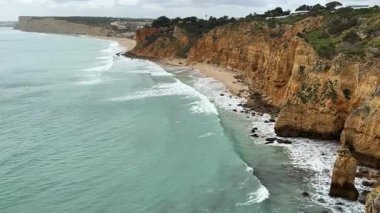 Portekiz 'in güneyindeki Ponta da Piedade kıyı şeridi boyunca dramatik altın kireçtaşı kayalıkları ve gizli kumlu koylar. Lagos yakınlarında