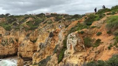 Portekiz 'in güneyindeki Ponta da Piedade kıyı şeridi boyunca dramatik altın kireçtaşı kayalıkları ve gizli kumlu koylar. Lagos yakınlarında