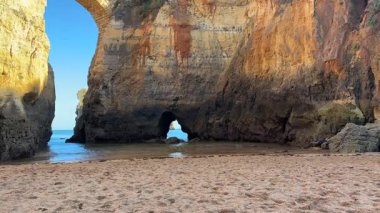 Sahil manzarası ve engebeli uçurumlar Güney Portekiz 'deki Lagos' taki tarihi Pinho Fort köprüsünün yanında..