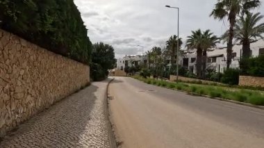 Lagos yakınlarındaki Porto M 'nin tuhaf sokaklarında güneşli bir mimari ve sahil manzarasıyla büyüleyici bir gezinti. Portekiz