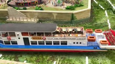 Wroclaw alışveriş merkezindeki Kolejkowo model demiryolu sergisi, trenler ve manzaralarla dolu detaylı bir minyatür dünya sunuyor. Polonya