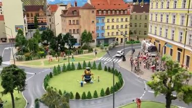 Wroclaw alışveriş merkezindeki Kolejkowo model demiryolu sergisi, trenler ve manzaralarla dolu detaylı bir minyatür dünya sunuyor. Polonya