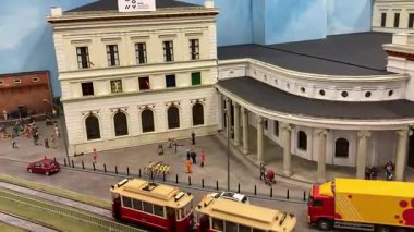 Wroclaw alışveriş merkezindeki Kolejkowo model demiryolu sergisi, trenler ve manzaralarla dolu detaylı bir minyatür dünya sunuyor. Polonya