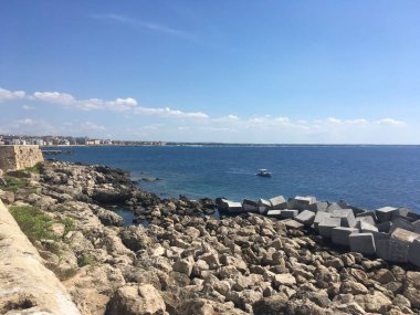 Parlak güneş ışığı altında Barok mimarisi ve Akdeniz 'in yer aldığı tarihi binalar ve Gelibolu kıyı şeridi manzaraları. İtalya