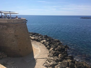 Parlak güneş ışığı altında Barok mimarisi ve Akdeniz 'in yer aldığı tarihi binalar ve Gelibolu kıyı şeridi manzaraları. İtalya