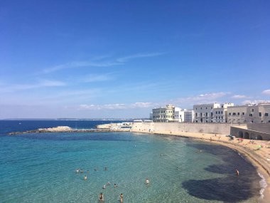 Parlak güneş ışığı altında Barok mimarisi ve Akdeniz 'in yer aldığı tarihi binalar ve Gelibolu kıyı şeridi manzaraları. İtalya