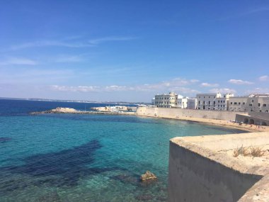 Parlak güneş ışığı altında Barok mimarisi ve Akdeniz 'in yer aldığı tarihi binalar ve Gelibolu kıyı şeridi manzaraları. İtalya